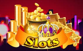 Dealer casino live yang sedang membagikan kartu dalam permainan baccarat di platform online