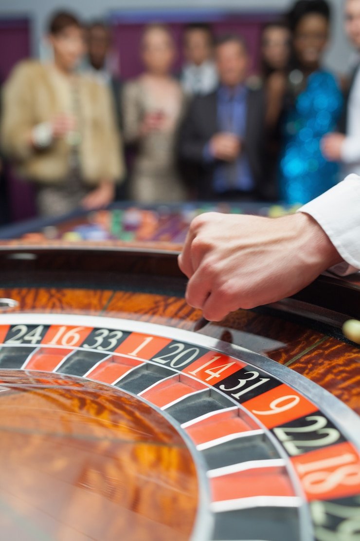 Meja permainan casino dengan kartu dan chips tersedia di platform bermain online